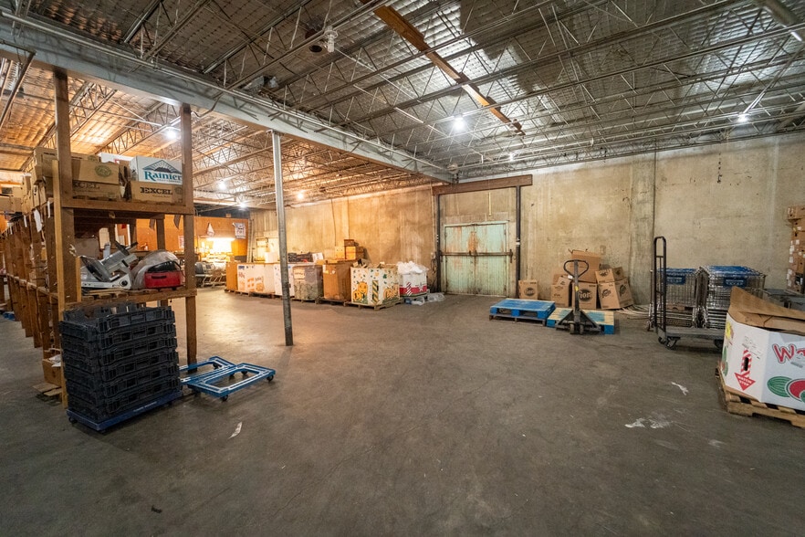 More Photos Of 1302 E Crestwood Dr, Victoria Storefront For Sale