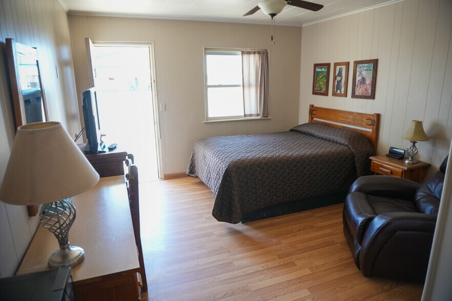 More Photos Of 1122 Douglas Ave, Beaver Hotel For Sale