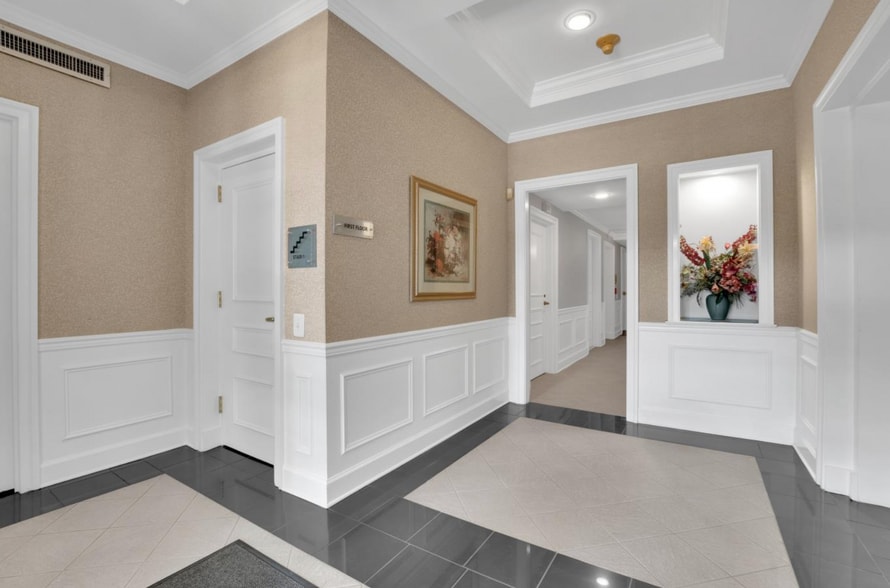 More Photos Of 410 Pine St SE, Vienna Office For Sale