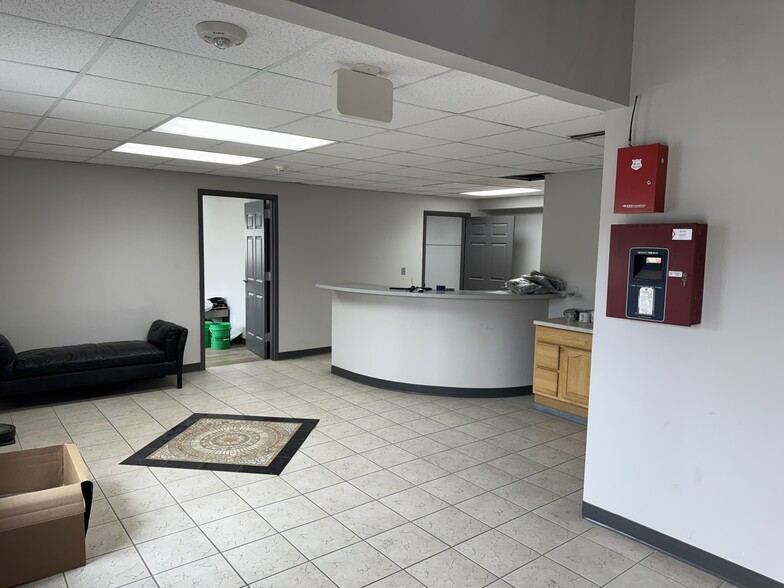 More Photos Of 5145 NW Beaver Dr, Johnston Warehouse For Lease