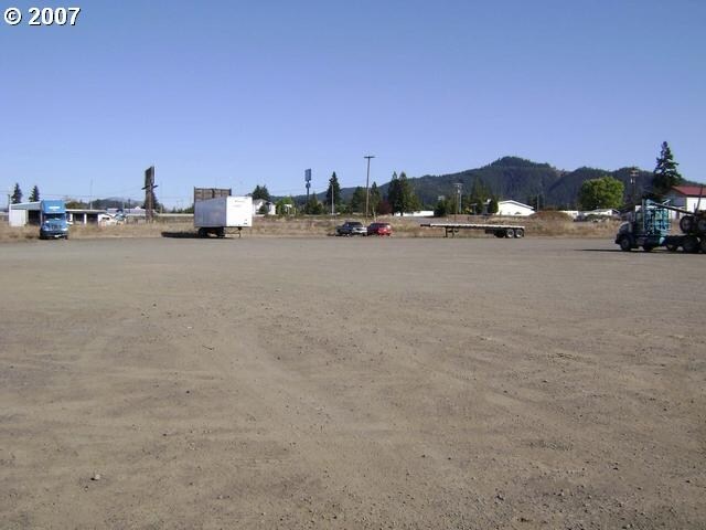 More Photos Of 210 Crestview St, Sutherlin Warehouse For Sale