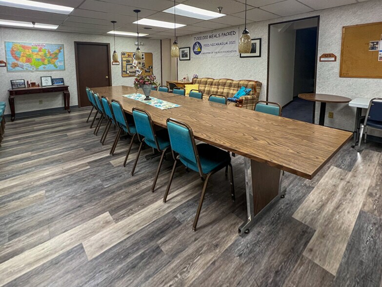 More Photos Of 1405 Walnut St, Highland Distribution For Sale