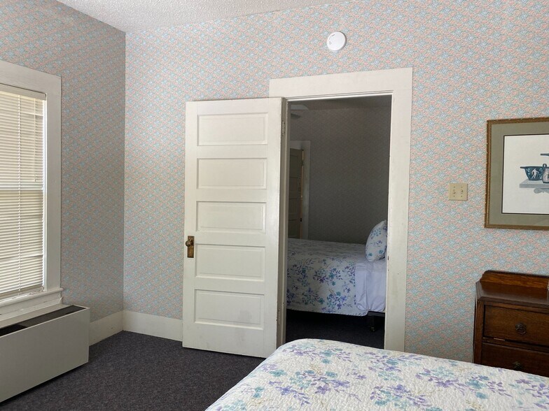 More Photos Of 205 SW Barnard St, Glen Rose Hotel For Sale