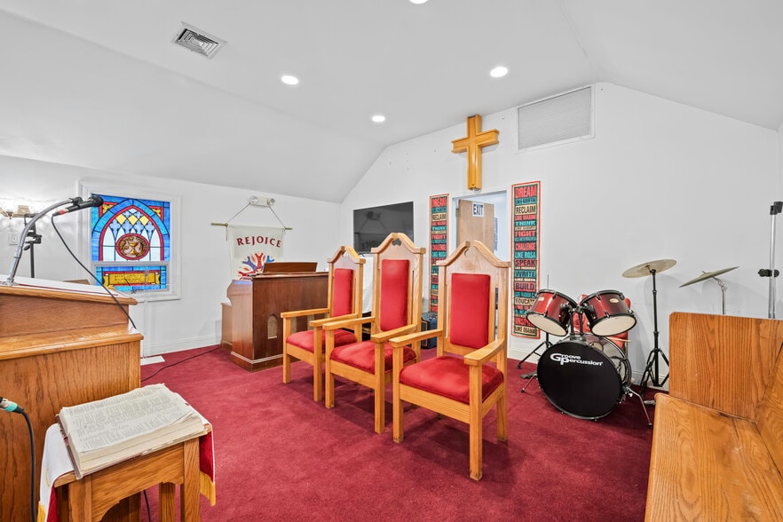 More Photos Of 109 Roslyn Rd, Roslyn Heights Religious Facility For Lease