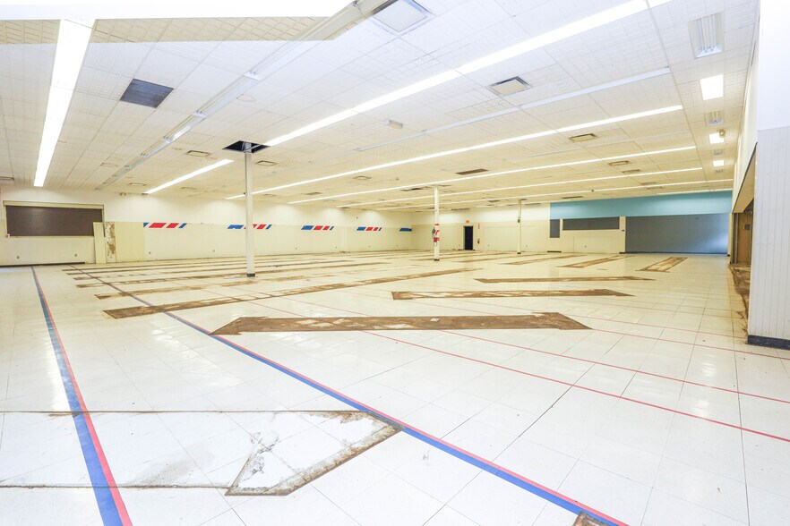 More Photos Of 902 N Lewis St, Glenville Drugstore For Lease