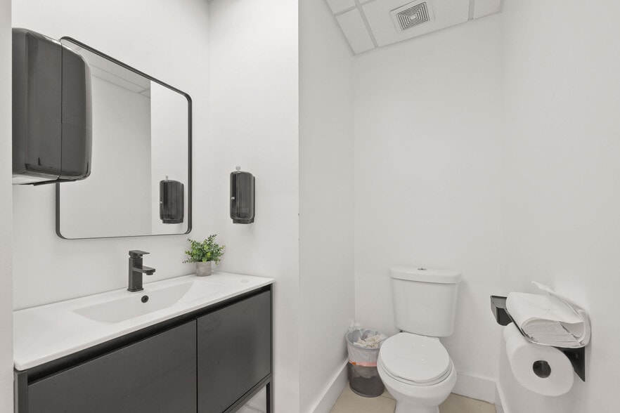 More Photos Of 335 Ne 61st St, Miami Flex For Lease