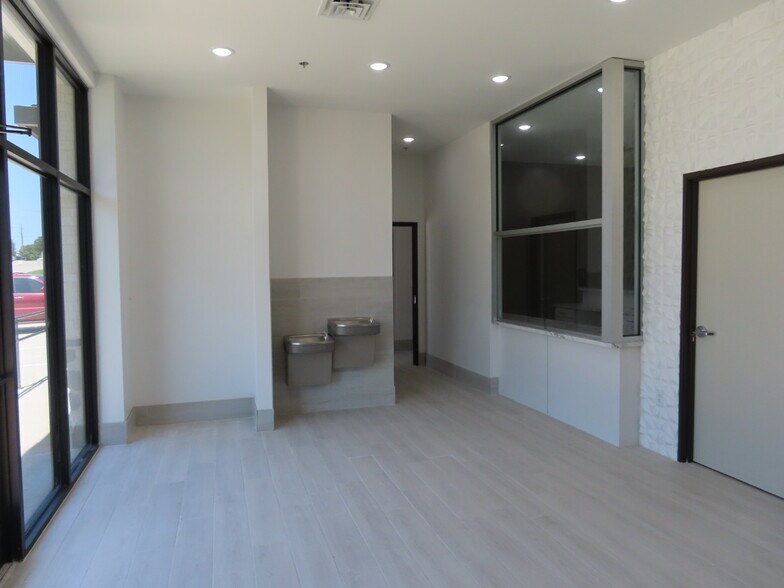 More Photos Of 1824 N Hampton Rd, DeSoto Storefront Retail Office For Lease