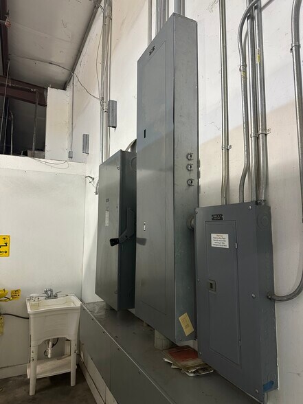 More Photos Of 4143 118th Ave N, Clearwater Warehouse For Lease