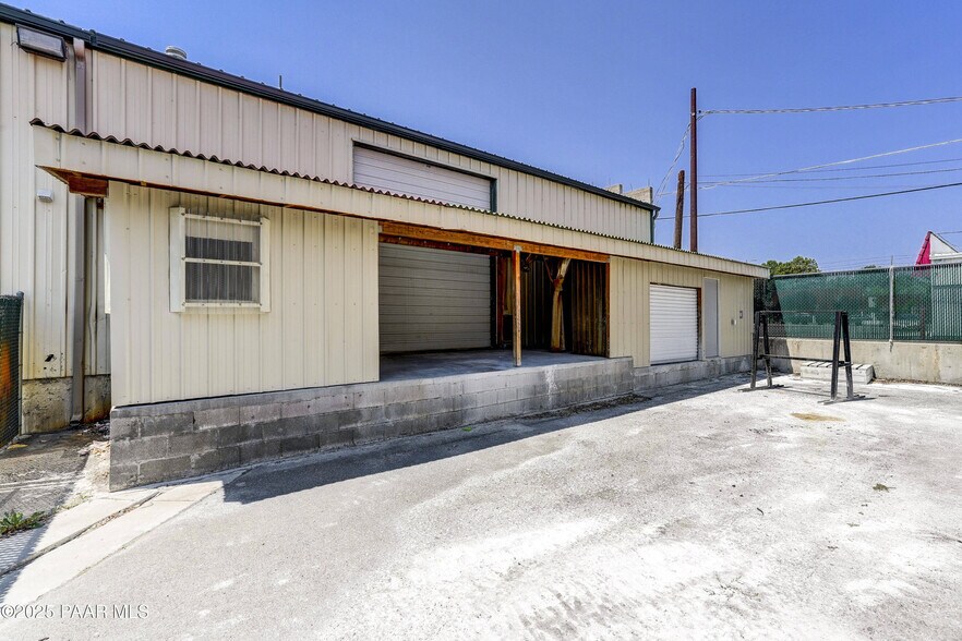 More Photos Of 303 N Summit Ave, Prescott Warehouse For Lease