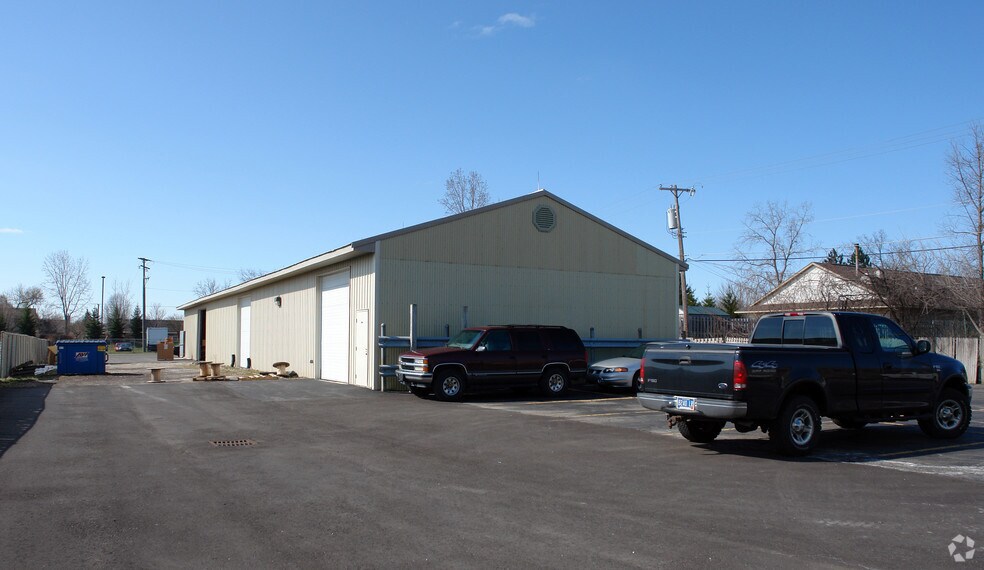 More Photos Of 44375 Grand River Ave, Novi Warehouse For Lease