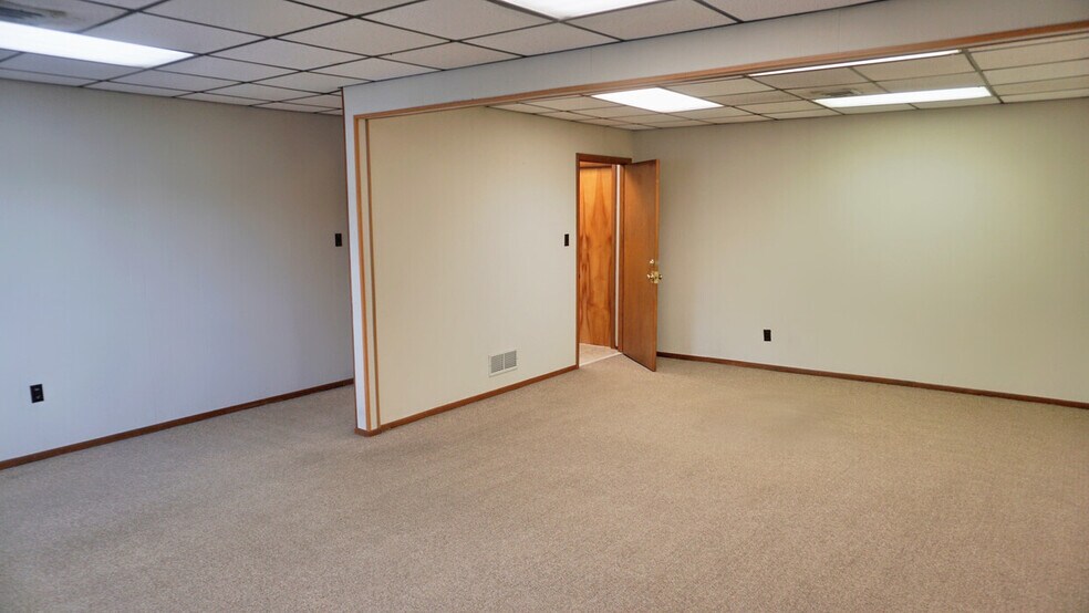 More Photos Of 15 E Montgomery Cross Rd, Savannah Office For Lease