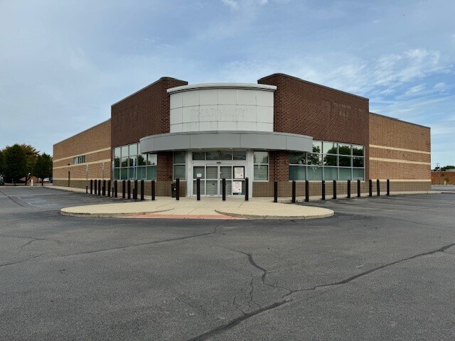 Primary Photo Of 105 Golden Gate Plz, Maumee Drugstore For Lease