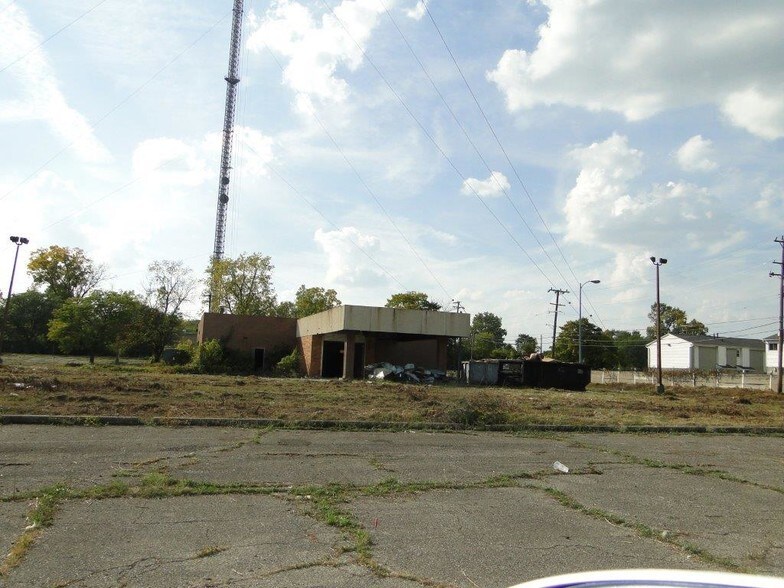 More Photos Of 10550 W 8 Mile Rd, Ferndale Warehouse For Sale