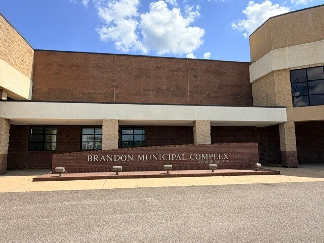 More Photos Of 912 Municipal Dr, Brandon Storefront For Lease