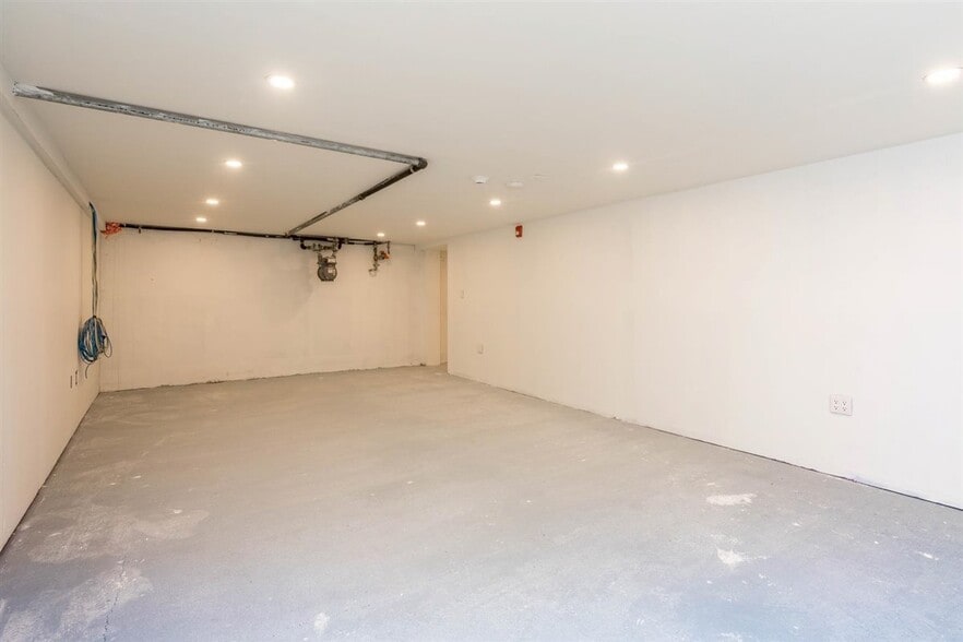 More Photos Of 166 Main St, Port Washington Storefront For Sale