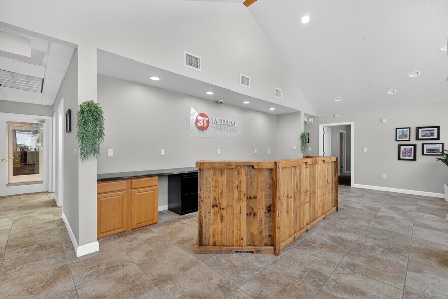 More Photos Of 2721 Pemberton Dr, Apopka Warehouse For Lease