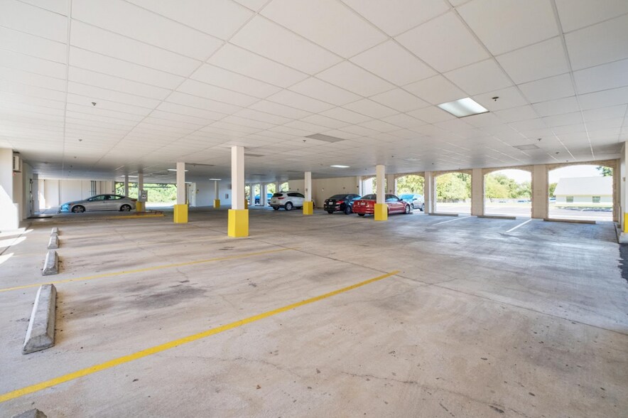 More Photos Of 2200 Park Bend Dr, Austin Office For Sale