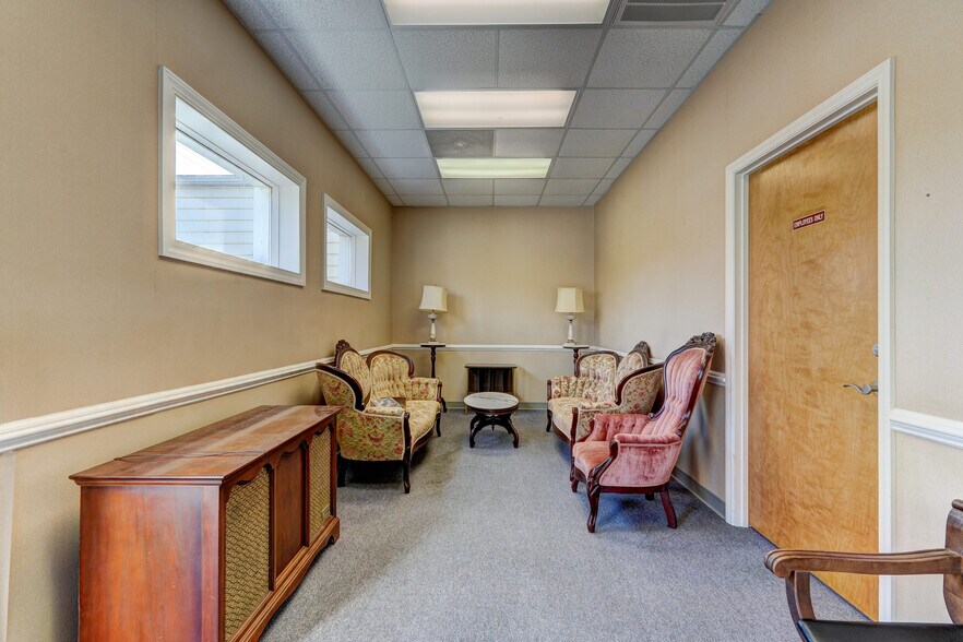 More Photos Of 247 W Kings Hwy, Eden Storefront Retail Office For Sale