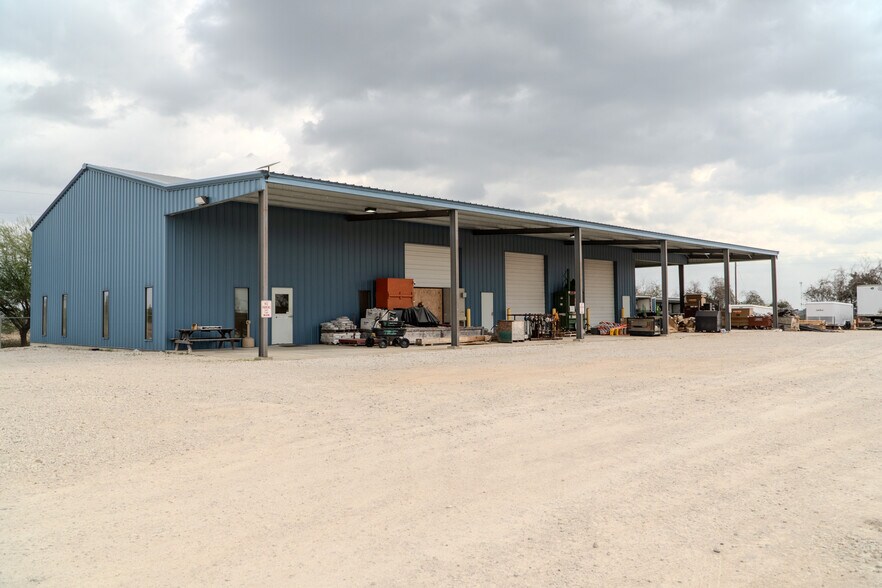 More Photos Of 945 Huser Blvd, Schulenburg Industrial For Lease