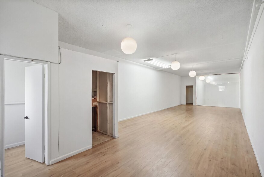 More Photos Of 19621-19623 1/2 Ventura Blvd, Tarzana Storefront Retail Residential For Sale