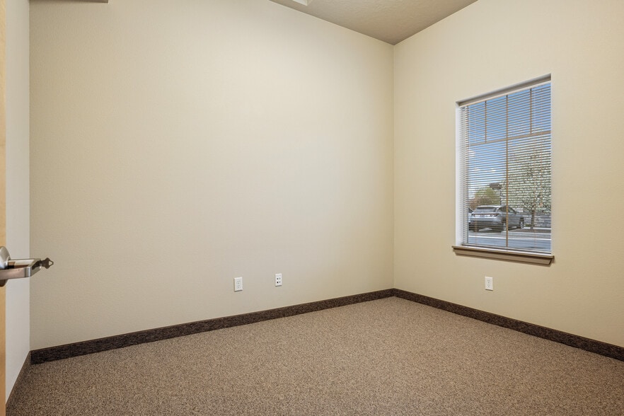 More Photos Of 1093 E Iron Eagle Dr, Eagle Medical For Lease