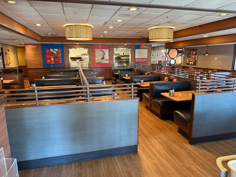 More Photos Of 471 S Indian Canyon Dr, Palm Springs Restaurant For Sale