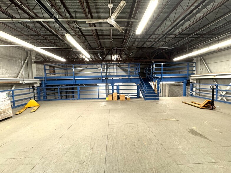 More Photos Of 4 Betty St, Everett Flex For Lease