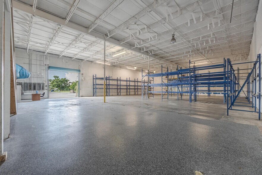 More Photos Of 2560 Fowler St, Fort Myers Warehouse For Lease
