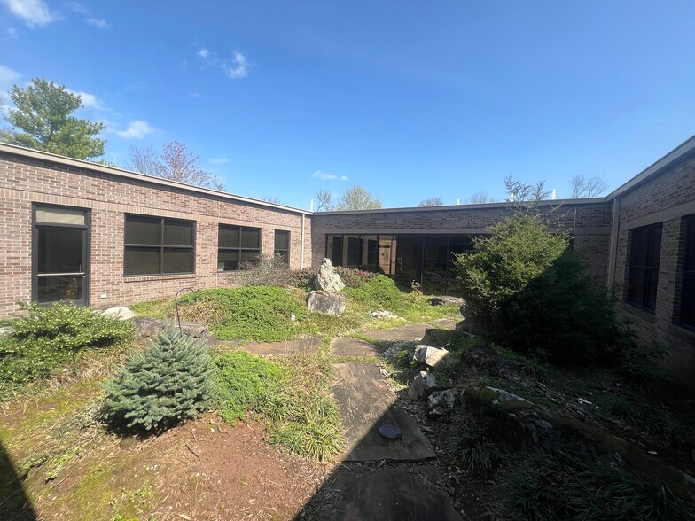 More Photos Of 1310 Centerpoint Blvd, Knoxville Medical For Sale