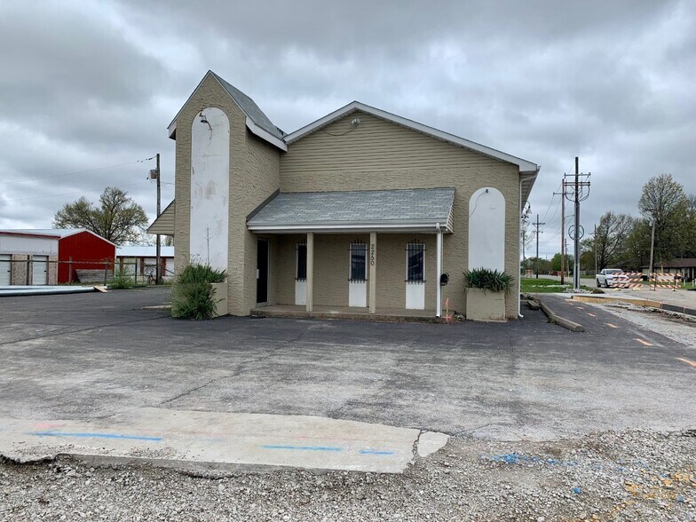 More Photos Of 2205 S Garrison Ave, Carthage Restaurant For Sale