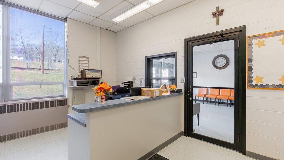 More Photos Of 81 Evick Dr, Franklin Flex For Sale