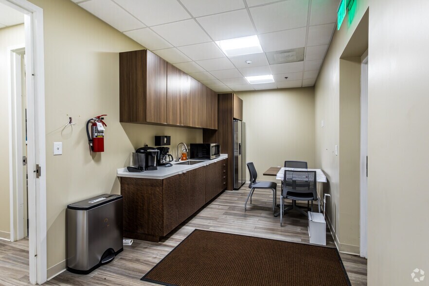 More Photos Of 2847 Poplar Ave, Memphis Storefront Retail Office For Sale