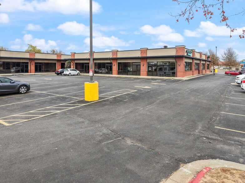 More Photos Of 2500-2502 SW 14th St, Bentonville Unknown For Lease