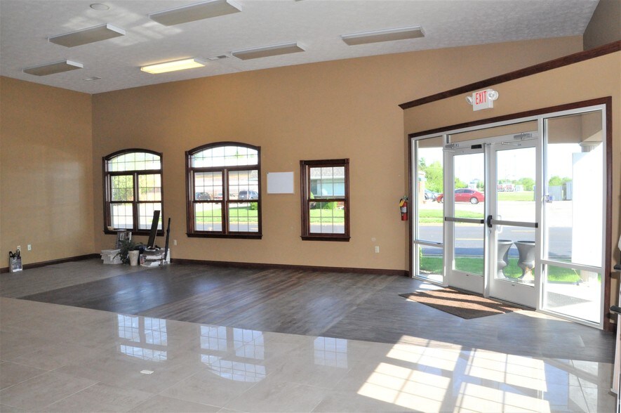 More Photos Of 869 W 2nd St, Xenia Showroom For Lease