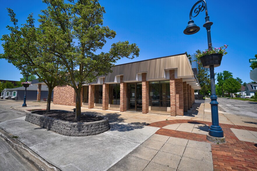 Primary Photo Of 319 E Broadway St, Mount Pleasant Bank For Sale