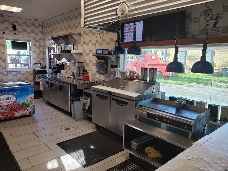 More Photos Of 1550 Gulf Shores Pky, Gulf Shores General Retail For Sale