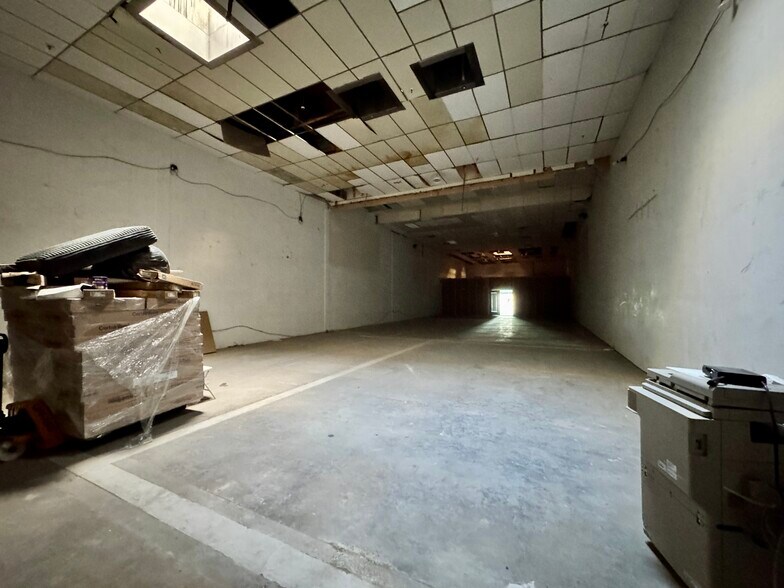 More Photos Of 10679 Harry Hines Blvd, Dallas Showroom For Lease