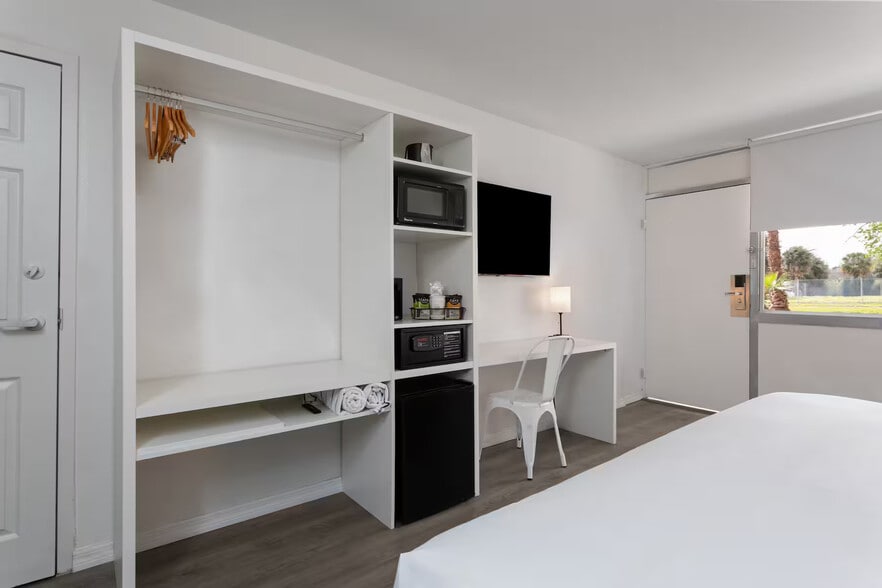 More Photos Of 2500 33rd St, Orlando Hotel For Sale