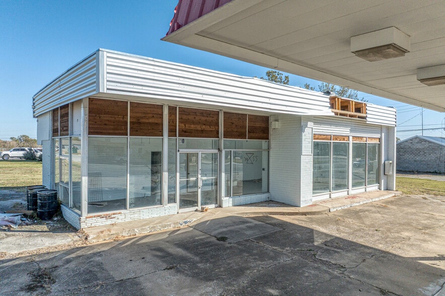 More Photos Of 212 N Austin Ave, Denison Bank For Sale