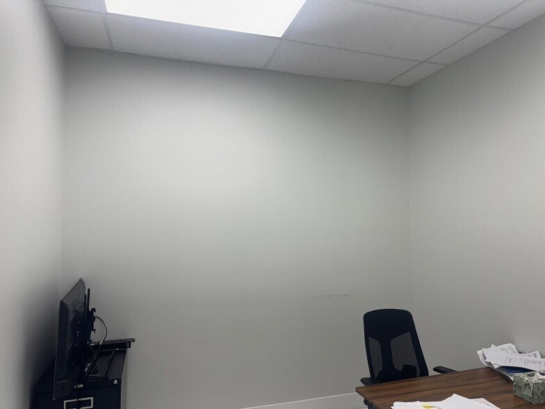 More Photos Of 6638 152A St, Surrey Office For Sale