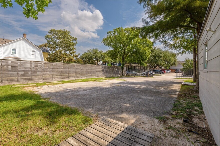 More Photos Of 119 E 20th St, Houston Office Residential For Sale