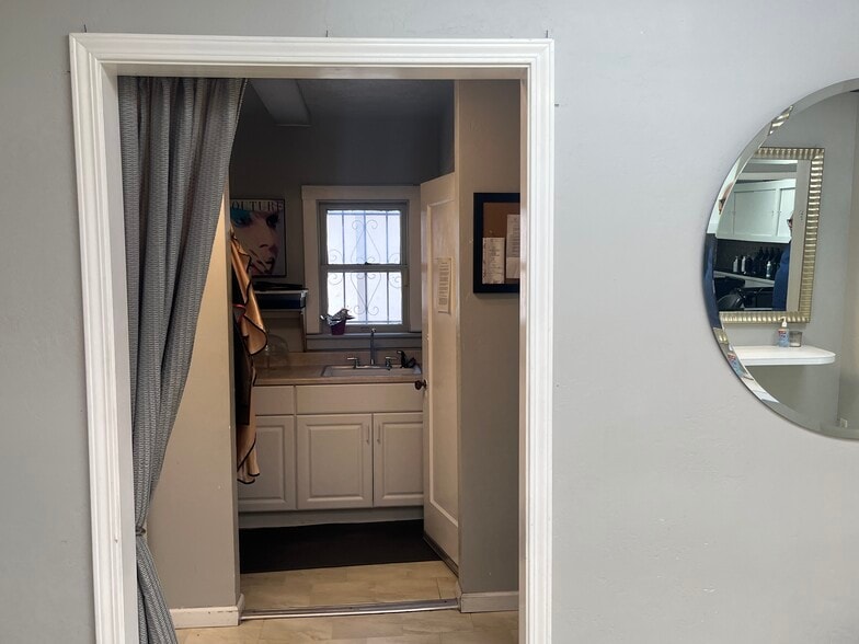 More Photos Of 2747 Riverside Blvd, Sacramento Office Residential For Lease