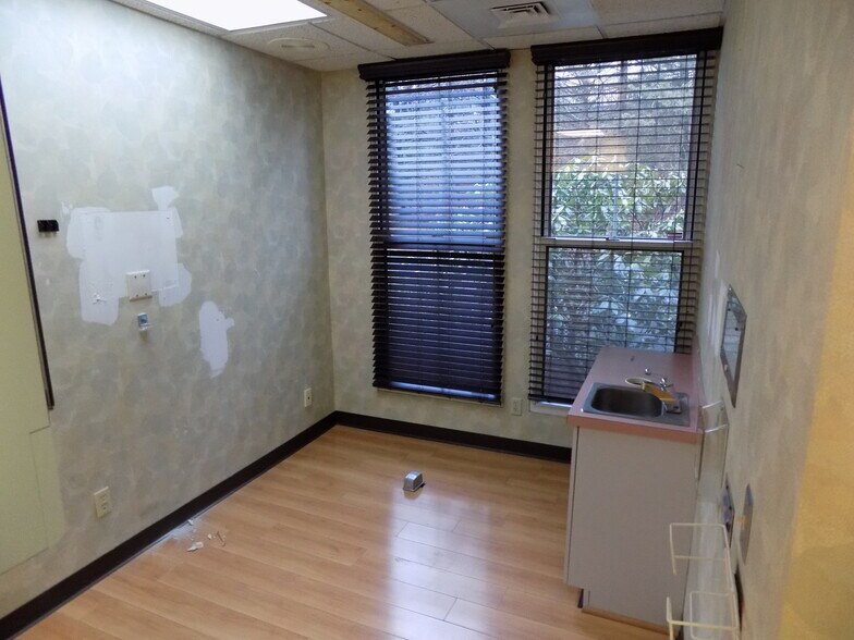 More Photos Of 111 Simsbury Rd, Avon Medical For Lease