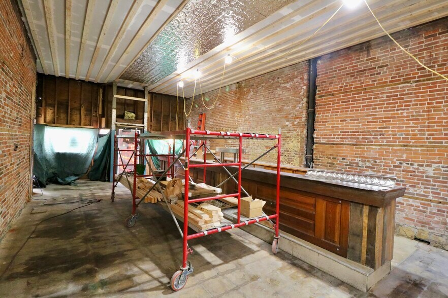 More Photos Of 1097 Jackson St, Dubuque General Retail For Sale
