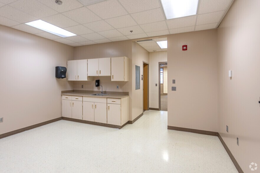 More Photos Of 132 1st Ave S, Motley Light Manufacturing For Sale