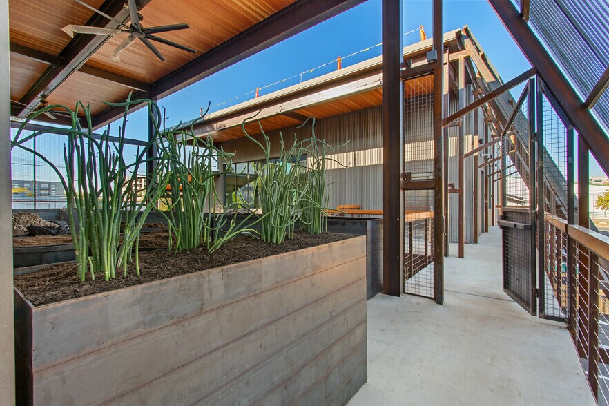 More Photos Of 201-207 E Saint Elmo Rd, Austin Unknown For Lease