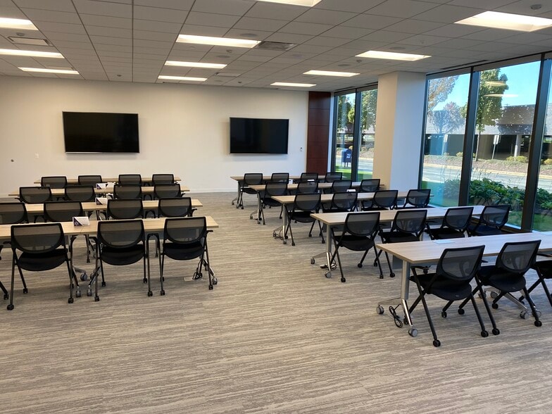 More Photos Of 999 Oakmont Plaza Dr, Westmont Office For Lease