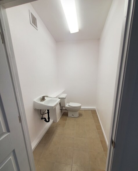 More Photos Of 546 23rd St, Richmond General Retail For Lease