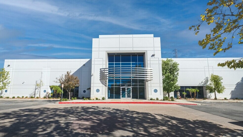 More Photos Of 28016 Industry Dr, Valencia Warehouse For Lease