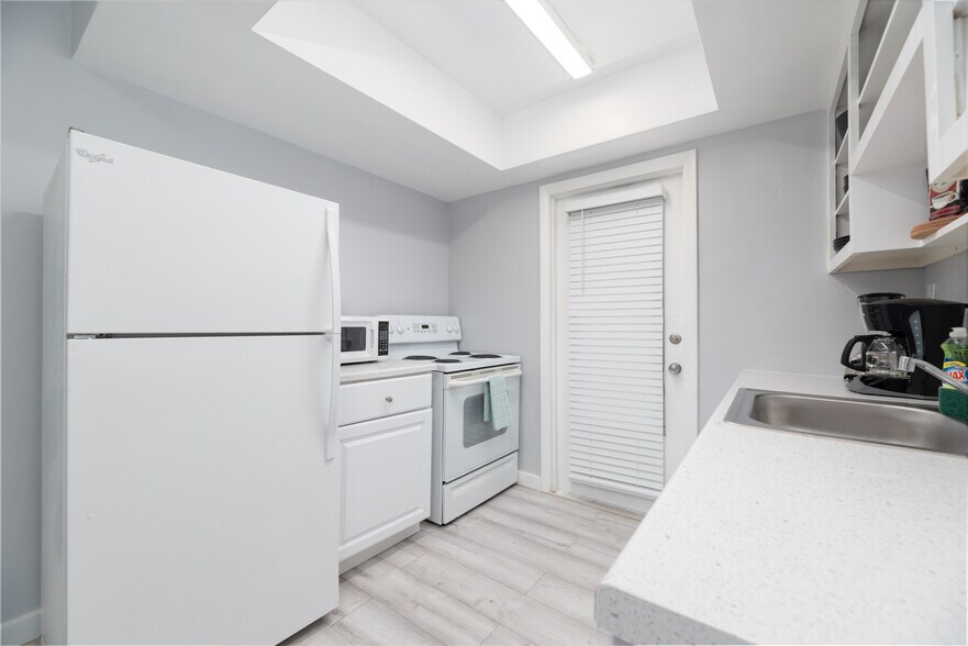 More Photos Of 820 NE 21st Dr, Wilton Manors Apartments For Sale